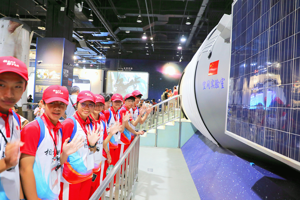 1723450367103080528.jpg ѧÉúÔÚÖйú¿ÆÑ§ÊÖÒÕ¹ÝÂÃÐÐѧϰa.jpg